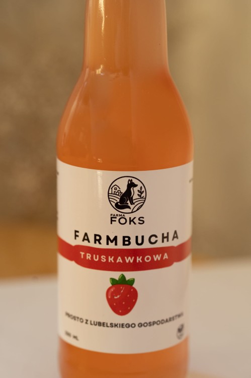 zbliżenie na butelkę farmbuchy
